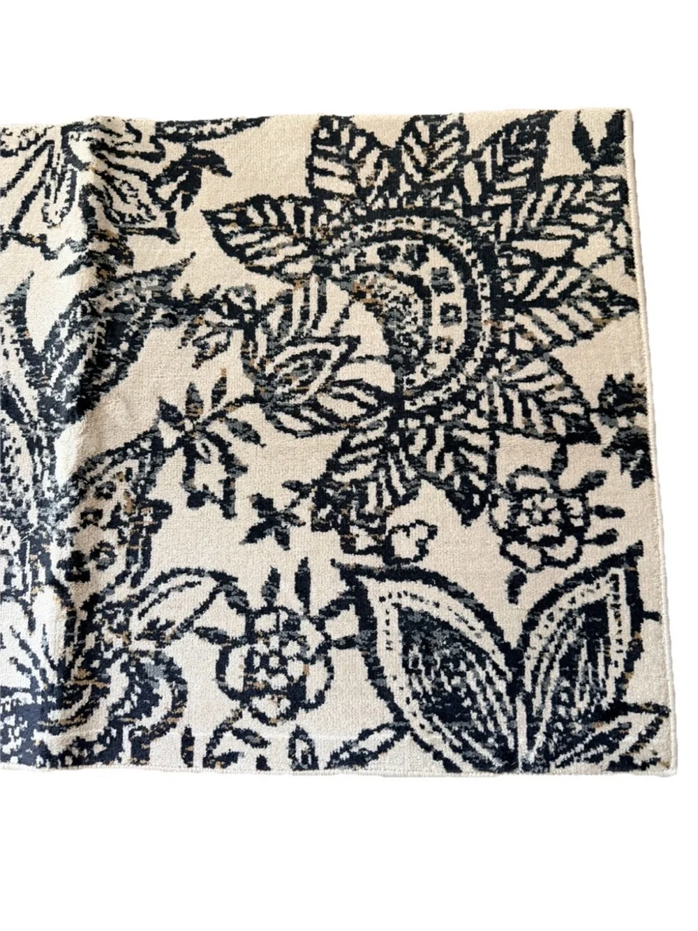 Valentina collection floral accent rug. 20”x34”. New with Tags